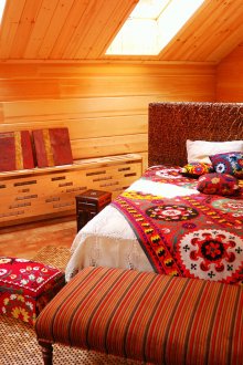 Уютна таванска спалня в стил бохо