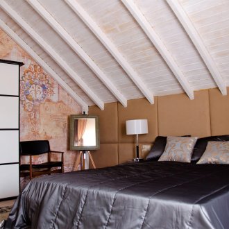 Bilik mandi merah dengan kaki melengkung