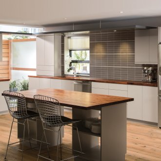 Кухня без ръкави с дървен плот