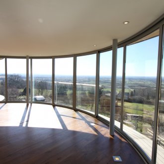 Осветен полукръгъл панорамен балкон