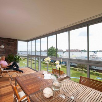 Голям балкон с панорамни прозорци