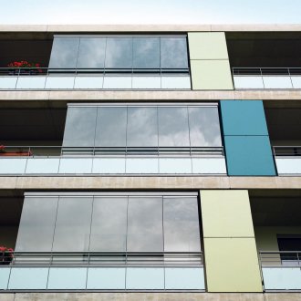 Къща с панорамна тераса отвън