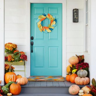 Есента оставя декор на вратата