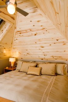 Малка спалня в кънтри стил с дървена ламперия