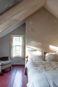 Обикновена таванска спалня в стил Арт Нуво с червен под