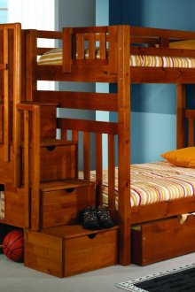 Оцветени дъбови стенни панели в коридора