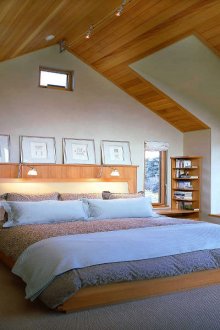 Кафява и синя спалня в прованс с тапицерия от дърво на тавана