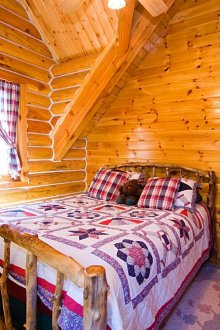 Малка таванска дървена спалня в стила на Прованс