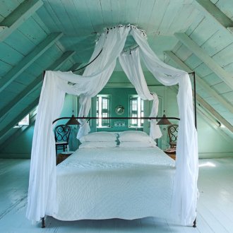 Таванска спалня с бяло легло и изтъркан шик