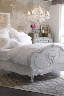 Спалня с необичаен полилей и бяло таванско легло в стила на изтъркан шик