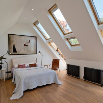 Таванска спалня в просторно светло таванско помещение в стила на изтъркан шик
