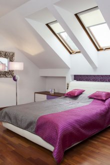 Таванска спалня с розови елементи и кафяв под