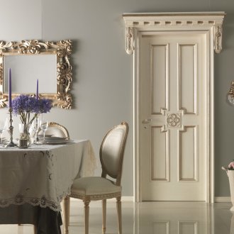 Дървена врата с декоративна тапицерия в класически стил