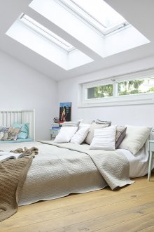 Светла таванска спалня с ясли