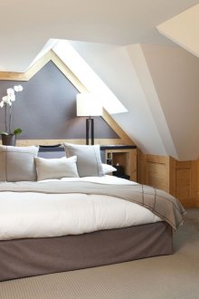 Сдържана селска спалня под покрива