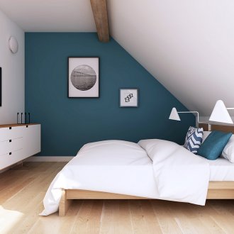 Мансардна спалня в кафяво и бяло