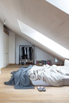 Минималистична таванска спалня с тухлена стена