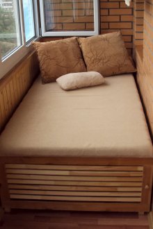 Дневна зона за четене на балкона