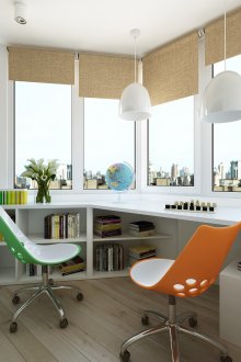 Удобна работна зона на балкона, подходяща за комуникация