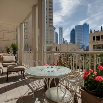 Балкон в градски апартамент може да се превърне в остров на спокойствие