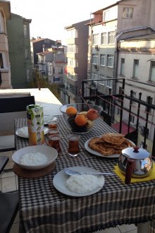 През лятото гостите могат да се насладят на чай на балкона.