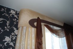 Ceiling rail for curtains with bandeau