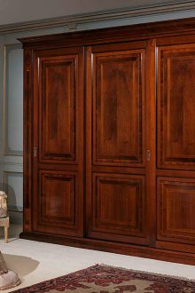 Гардероб от масивно дърво