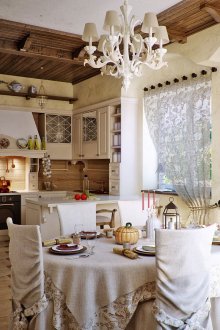 Отворените рафтове в кухнята го правят по-удобно