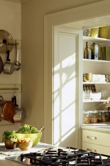 Кухненски рафтове, интегрирани отстрани на работната зона