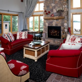 Червен диван в интериора на селска къща
