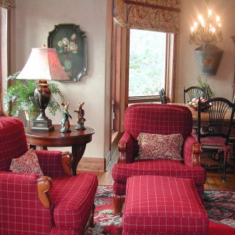 Диван с червена карирана четка