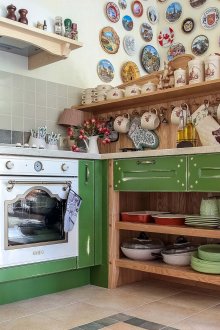 Дървените рафтове за кухня допълват селския стил