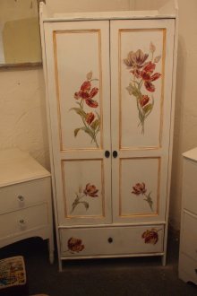 Ръчно рисуван декор на шкафа