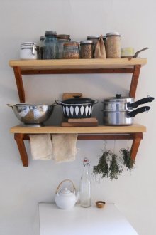 За малка кухня са подходящи дървени рафтове