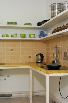 Ъглови дървени рафтове за кухнята