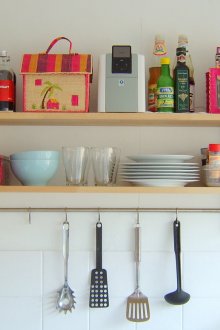 Ярки дървени рафтове за кухнята