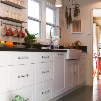 Тесни метални кухненски рафтове