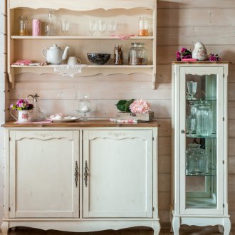 Стъклените кухненски рафтове изглеждат много лесно