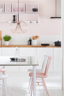 Отворени кухненски рафтове от камък