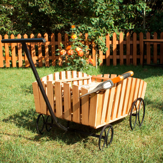 Декоративна метална количка в градината