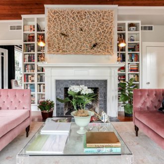 Диван от Честър в интериора на таванското помещение