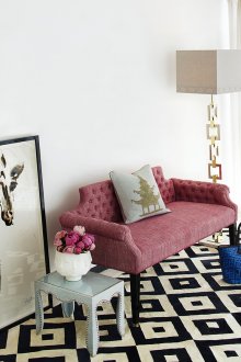 Мръсно розов диван