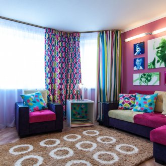 Розов диван в поп арт стил