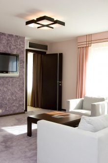 Светъл дизайн хол с бели мебели