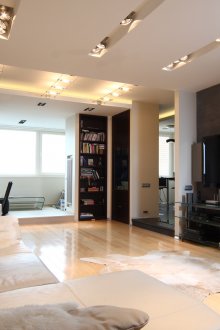 Черно-бял дизайн на хола, комбиниран с работната зона