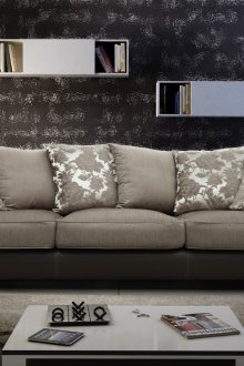 Диван от жакард в интериора на хола