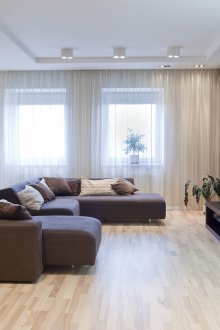 Дизайн просторна дневна с дизайнерска преграда