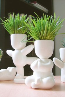 Трева в оригиналната саксия за цветя