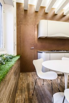 Трева на перваза на кухнята