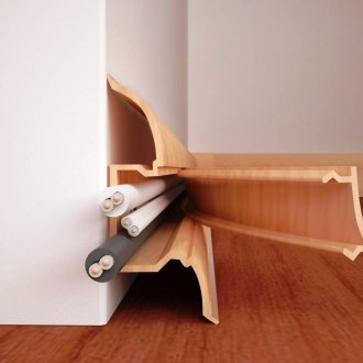 Широк плот с вдлъбнатина за проводници